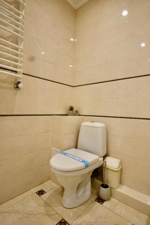 Cozy Apartment Next To The Park Ternopil Exterior photo