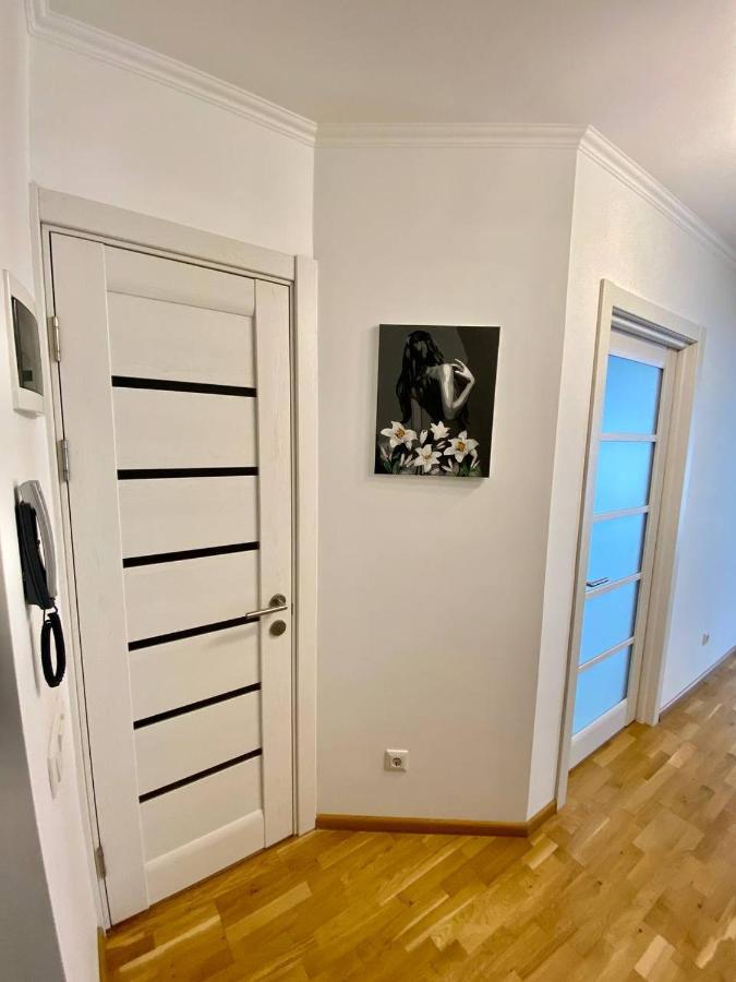 Cozy Apartment Next To The Park Ternopil Exterior photo