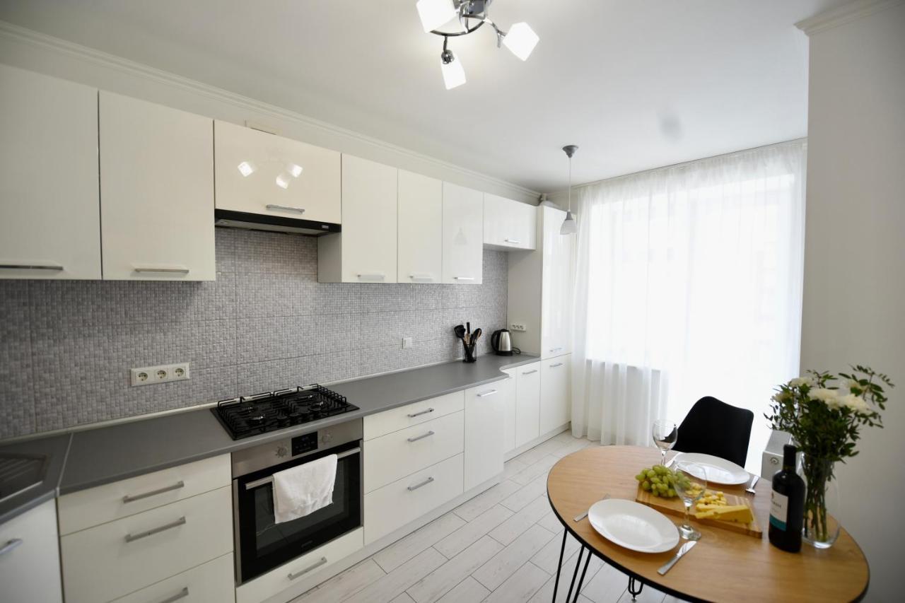 Cozy Apartment Next To The Park Ternopil Exterior photo
